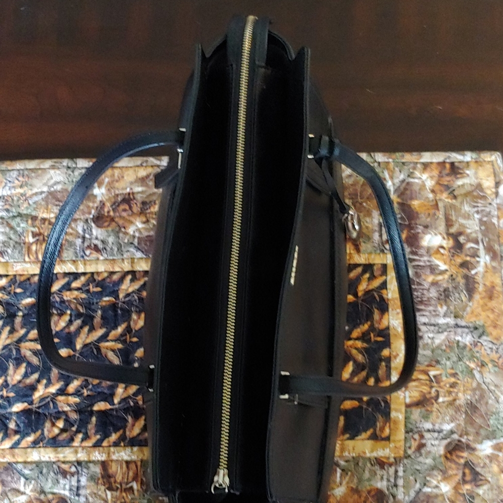 Guess Purse - Picture 5 of 8